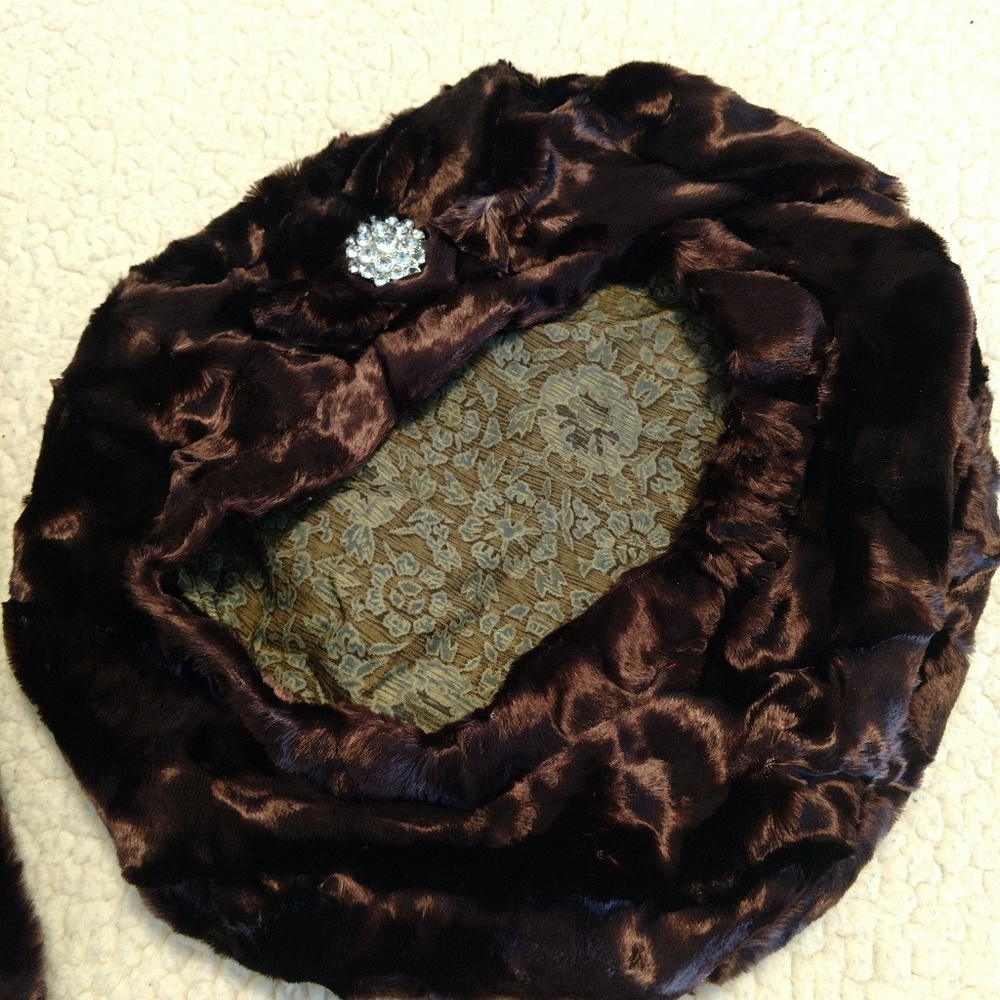Vintage velvet hat and scarf set - Picture 7 of 11
